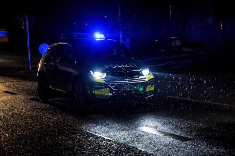 In Stuttgart wird eine Frau auf offener Straße vergewaltigt. Die Polizei sucht drei Täter.