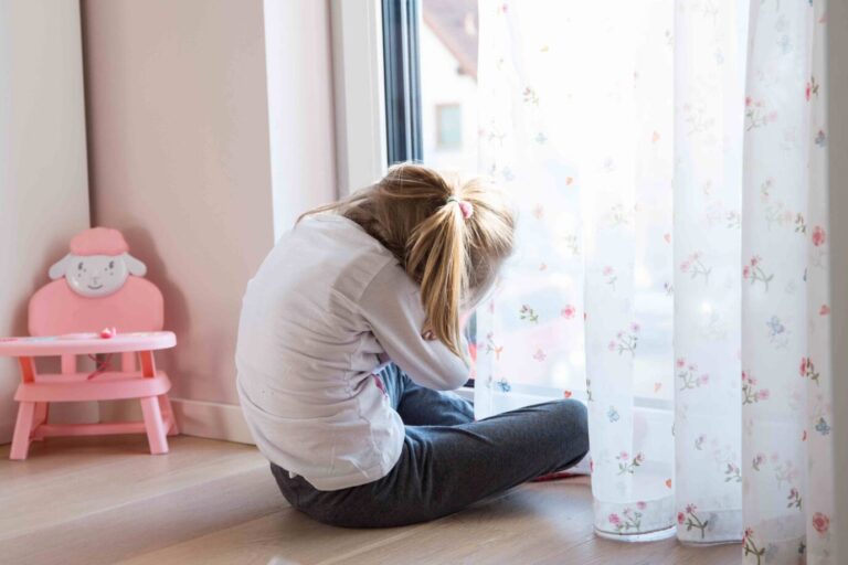 Ein kleines Mädchen sitzt allein und zusammengekauert im Zimmer (Symbolbild): Der Messerangreifer auf zwei junge Schulmädchen bleibt wegen Schuldunfähigkeit unbestraft, urteilt das Gericht Foto: picture alliance / Fotostand | Fotostand / K. Schmitt