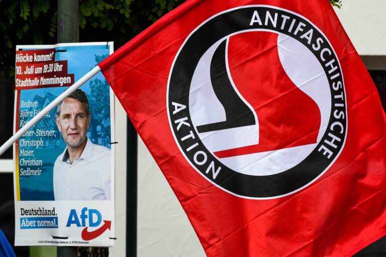 Die Antifa veranstaltet regelmäßig Gegendemonstrationen zu Wahlveranstaltungen der AfD, wie hier 2021 in Memmingen Foto: picture alliance / nordphoto GmbH | nordphoto GmbH / Hafner
