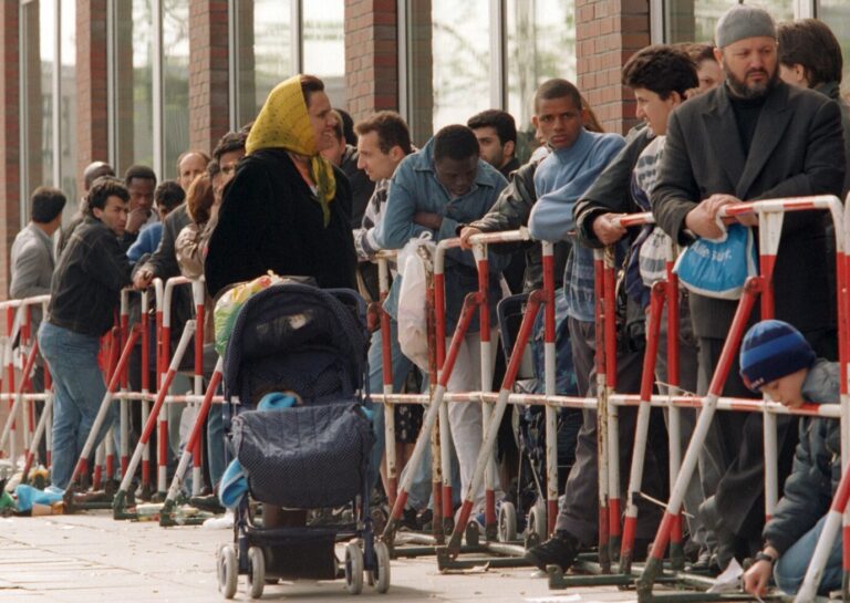 Fast jeder zweite Bürgergeld-Empfänger ist Migrant. Archiv-Bild: picture-alliance / dpa | Stefan Hesse