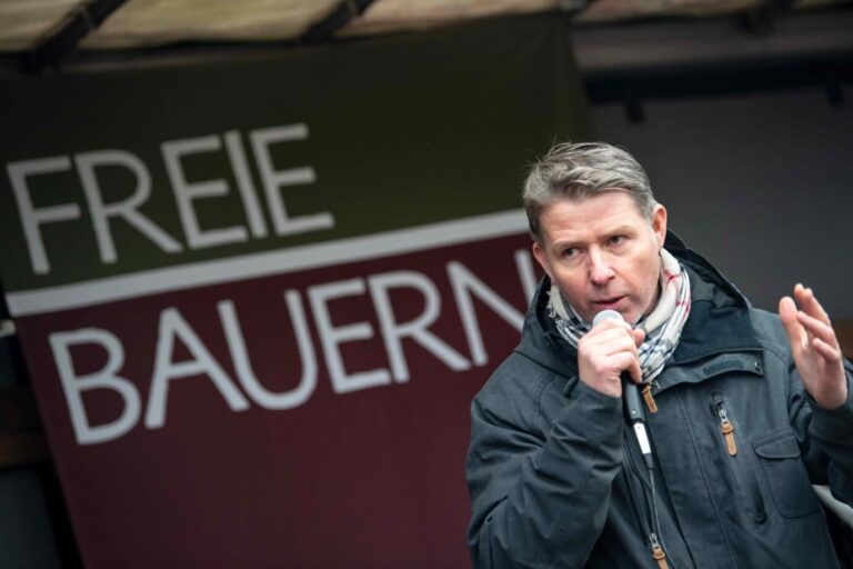 Anthony Lee, Sprecher der Bauernprotestbewegung "Land schafft Verbindung" (LsV), spricht bei einer Protestveranstaltung von Landwirten vor dem Edeka-Zentrallager. Er warnt vor Hunger in Deutschland.