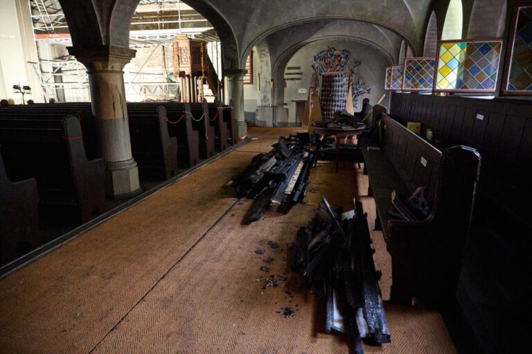 Der zerstörte Innenraum der Paul-Gerhardt-Kirche in Berlin. Kirchen werden zum Ziel von Angriffen.