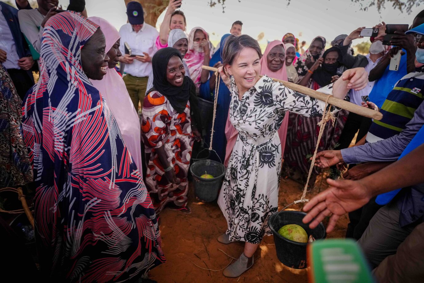 Außenministerin Annalena Baerbock trägt bei einem Landwirtschaftshilfeprojekt in Niger in Afrika Melonen auf den Schultern: Die Entwicklungshilfe hilft wenig Foto: picture alliance/dpa | Kay Nietfeld