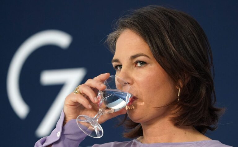 Nicht gut fürs Klima: Außenministerin Annalena Baerbock (Grüne) trinkt ein Glas Mineralwasser.