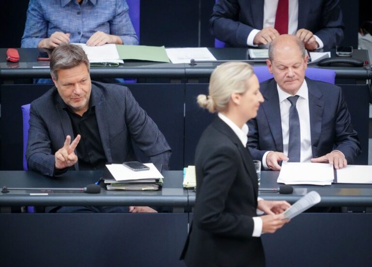 Zu früh gefreut: Robert Habeck (Grüne, links) mögen die Deutschen trotz Victory-Zeichen weniger als AfD-Chefin Alice Weidel. Kanzler Olaf Scholz dagegen ist zurecht deprimiert.