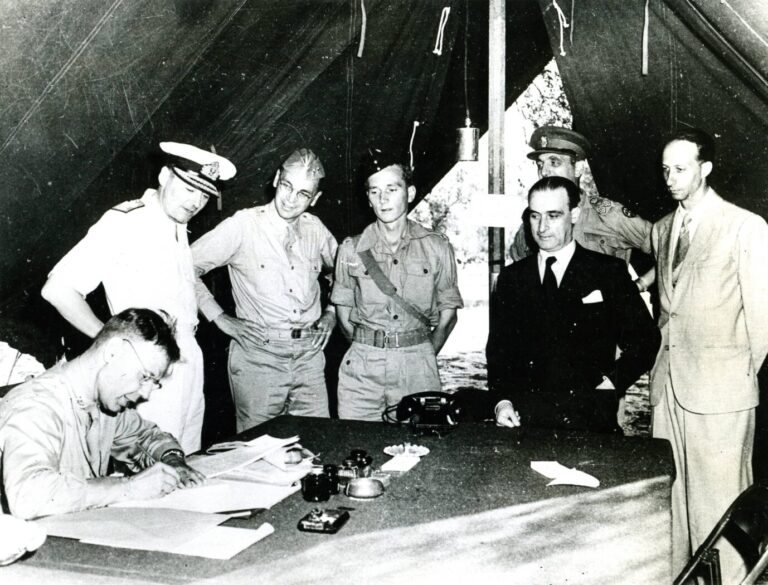 Vertreter Roms und der Westalliierten unterzeichnen den sogenannten kleinen Waffenstillstand.