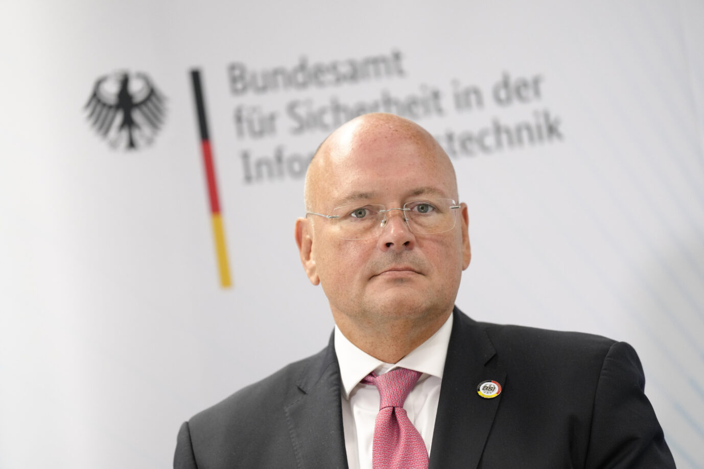 Ex-BSI-Chef Arne Schönbohm geht gegen das ZDF wegen des "Magazin Royale" vor.