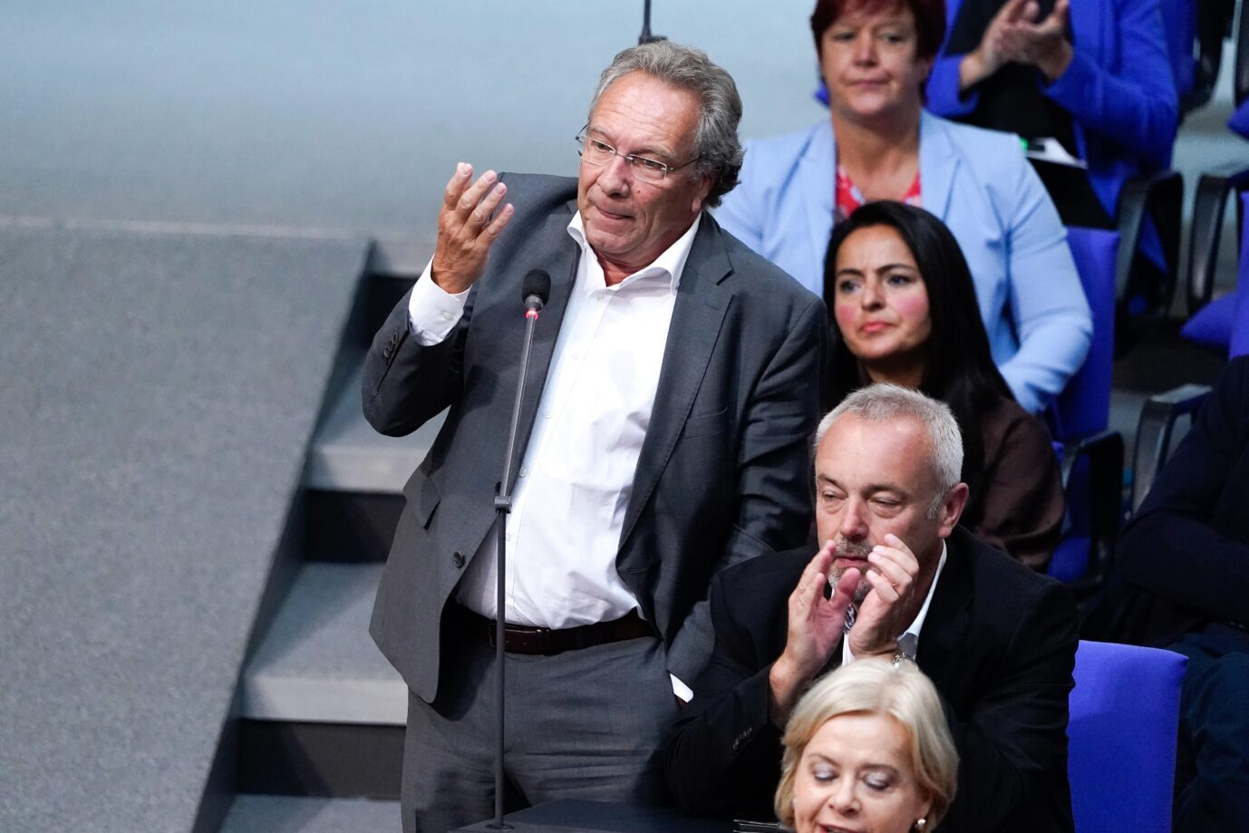 Zerfall der Linken: Der Abgeordnete Klaus Ernst im Bundestag – im Hintergrund rechts: Sevim Dagdelen.