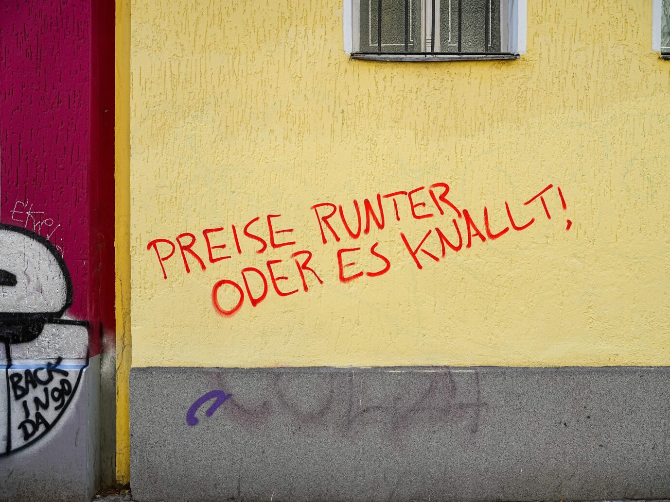 Da packt den Bürger die Wut: Schriftzug an einer Berliner Hausfassade