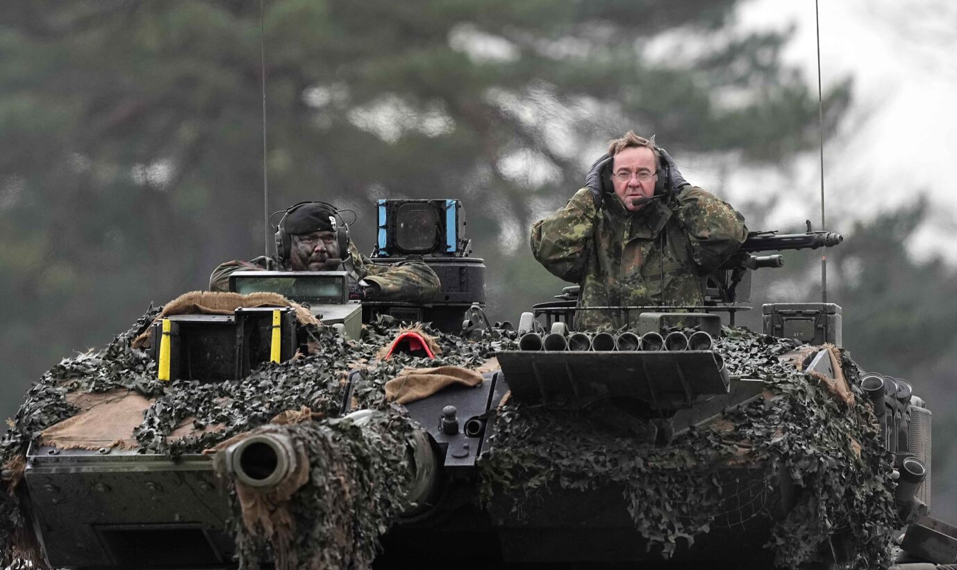 Verteidigungsminister Boris Pistorius in einem Leopard 2-Panzer: Die Bundeswehr braucht mehr Geld Foto: picture alliance / ASSOCIATED PRESS | Martin Meissner