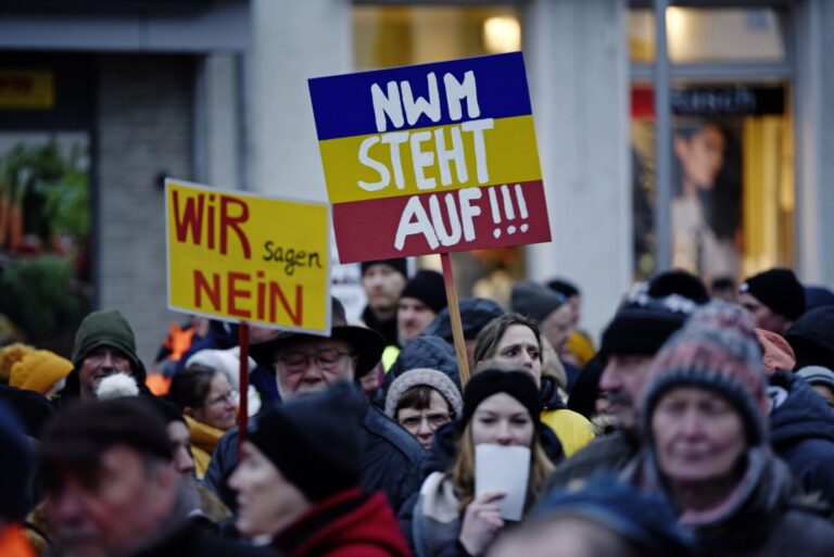 Demo in Grevesmühlen gegen das Containerdorf im benachbarten Upahl. Nun war der Bürgerentscheid gegen ein ähnliches Vorhaben in der Kreisstadt erfolgreich.