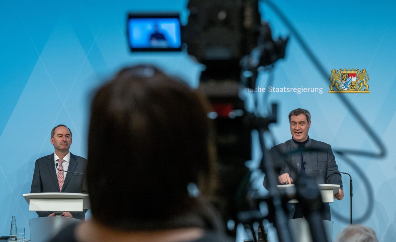 Hubert Aiwanger, (l, Freie Wähler) Stellvertretender Ministerpräsident und bayerischer Staatsminister für Wirtschaft, Landentwicklung und Energie, und Markus Söder, (r, CSU) Ministerpräsident von Bayern, nehmen nach einer Sitzung des bayerischen Kabinetts an einer abschließenden Pressekonferenz teil.