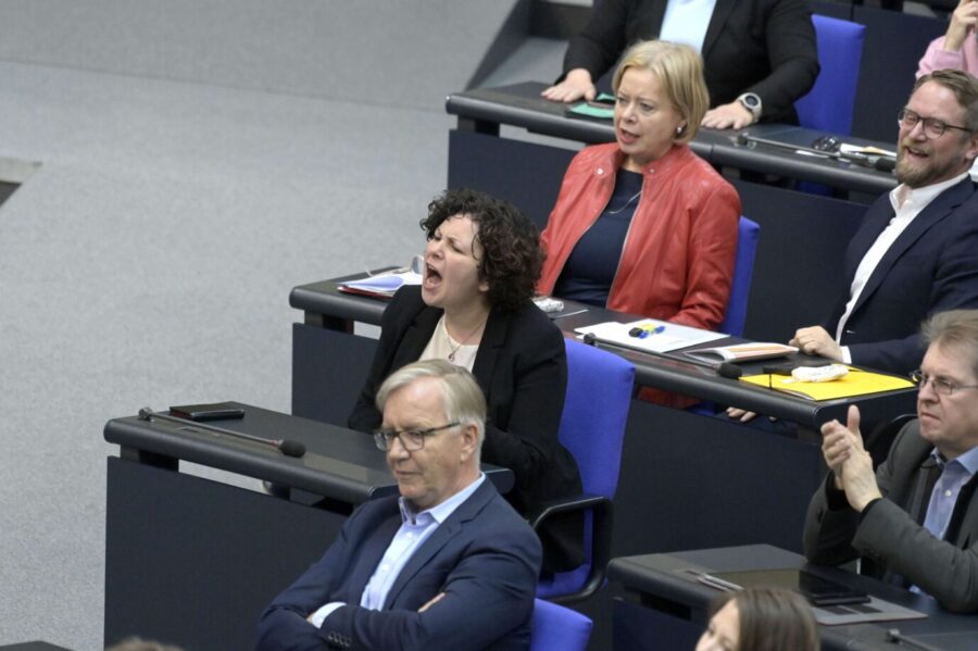 Bartsch (vorne) und Mohamed Ali (Mitte) von der Linken vereint bei einer Debatte im Deutschen Bundestag