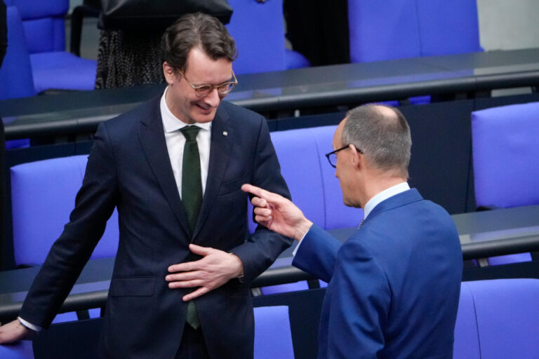NRW-Ministerpräsident Hendrick Wuest und CDU Vorsitzender Friedrich Merz beim Gespräch im Bundestag. Wer wird Kanzlerkandidat?