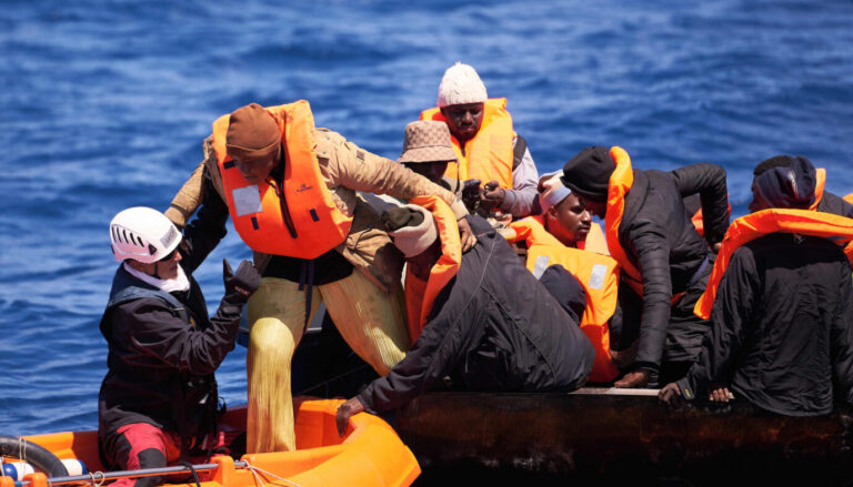 Bootsmigranten auf dem Mittelmeer bei ihrer gefährlichen Überfahrt: Das Auffanglager in Lampedusa ist überfüllt Foto: picture alliance/dpa/RESQSHIP | Leon Salner