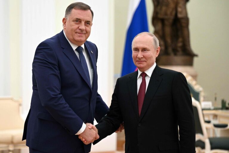 Der Präsident der Republika Srpska in Bosnien-Herzegowina, Milorad Dodik, tritt den russischen Präsidenten Putin: Der Serbenführer gibt sich neutral Foto: picture alliance / ASSOCIATED PRESS | Alexey Filippov