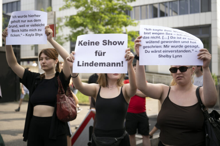 Anti-Rammstein-Demonstration: Lindemanns Anwälte gehen gegen unbewiesene Vorwürfe vor.