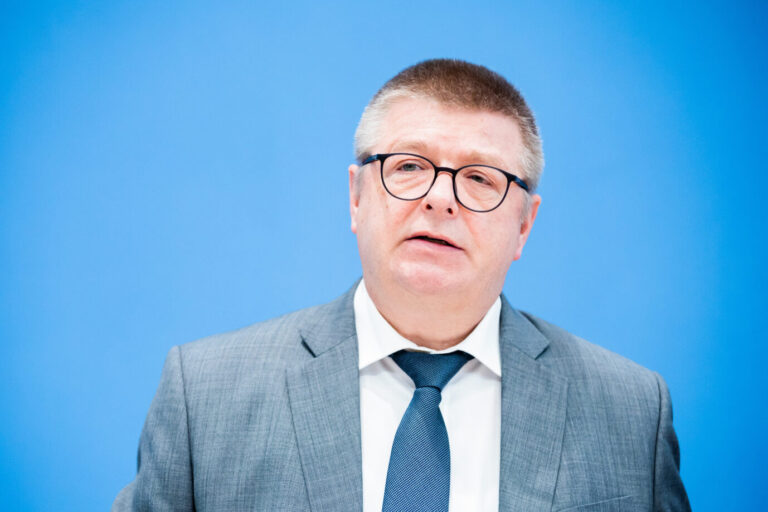 Der Präsident des Verfassungsschutzes, Thomas Haldenwang, ist im Bild. Die AfD erhebt schwere Vorwürfe gegen ihn.