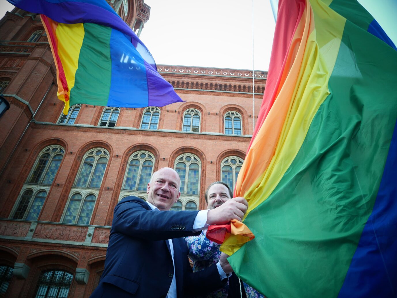 Berlins Regierender Bürgermeister Kai Wegner (CDU) hißt vor dem Roten Rathaus wieder einmal die Regenbogenfahne – hier im Juli.