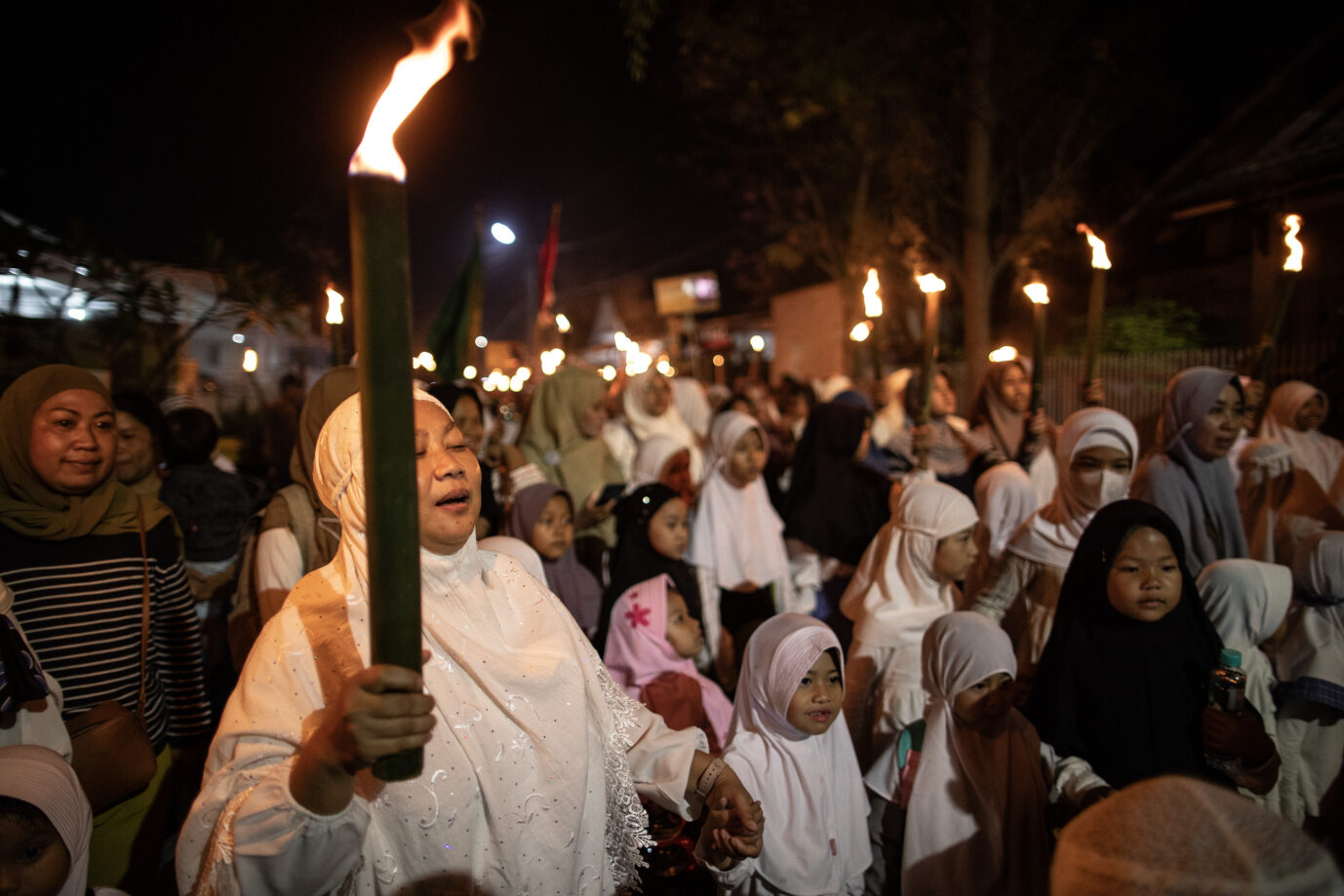 Indonesien, 18. Juli 2023: Muslime feiern das islamische Neujahr mit einem Fackelumzug.