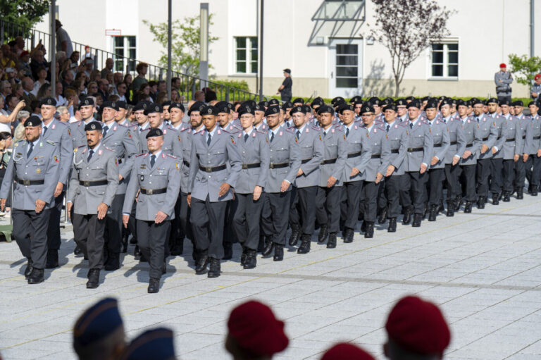 Rekruten auf dem Weg zum Gelöbnis: Die Bundeswehr findet immer weniger Personal.