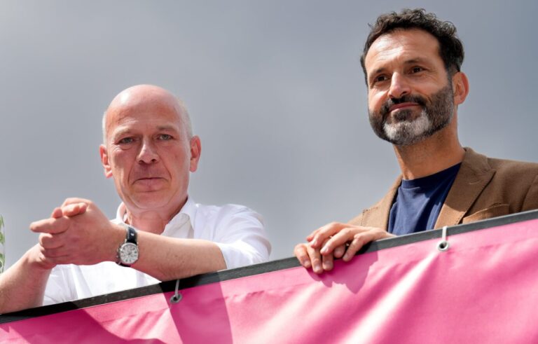 Berlins Regierender Bürgermeister Kai Wegner (CDU, links) mit seinem Queer-Beauftragten Alfonso Pantisano (SPD).
