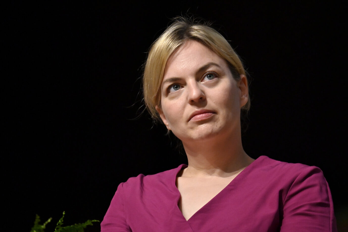 Der Grünen-Spitzenkandidatin im bayrischen Landtagswahlkampf, Katharina Schulze, vergeht das Lachen bei Protesten der Bürger.