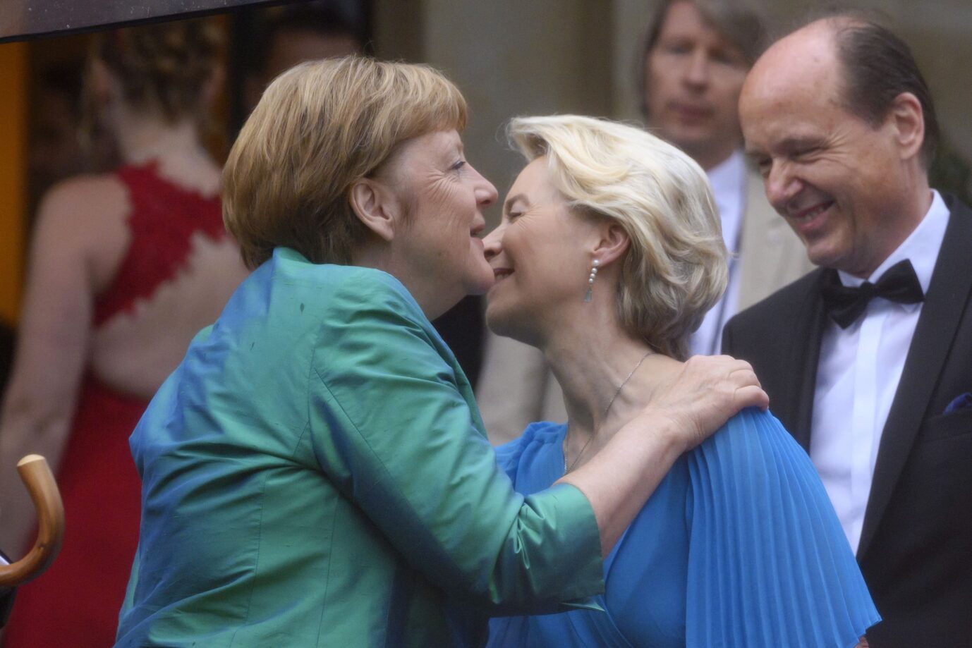 Altkanzlerin Angela Merkel (CDU) läßt sich auf Steuerzahlerkosten teuer frisieren, EU-Kommissionspräsidentin Ursula von der Leyen (CDU) liebt kostspielige Fotografen. Foto: picture alliance / Panama Pictures | Dwi Anoraganingrum