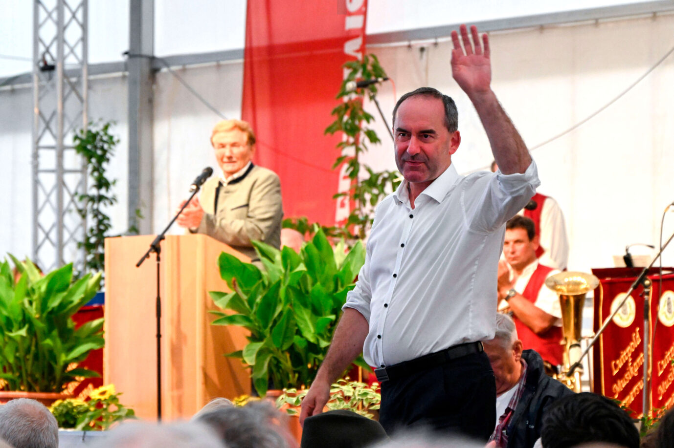 Der bayerische Vize-Ministerpräsident, Hubert Aiwanger (vorne), bei einem politischen Abend der Freien Wähler im Festzelt auf einem Volksfest. Sein Bruder soll die Hetzschrift verfasst haben.