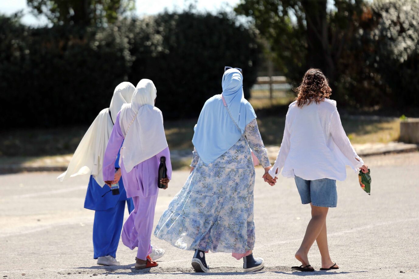 Junge Frauen tragen Kopftuch und Abaja in Marseille. Frankreich debattiert derzeit heftig über islamische Gewänder in Schulen.