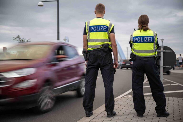 Polizisten kontrollieren die Grenze und sollen illegale Migranten auffinden.