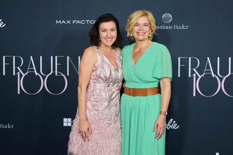 Dorothee Bär (l., CSU) und Julia Klöckner (CDU) kommen zur Veranstaltung „Frauen 100“ Ende Juli ins Hotel de Rome Foto: picture alliance/dpa | Annette Riedl