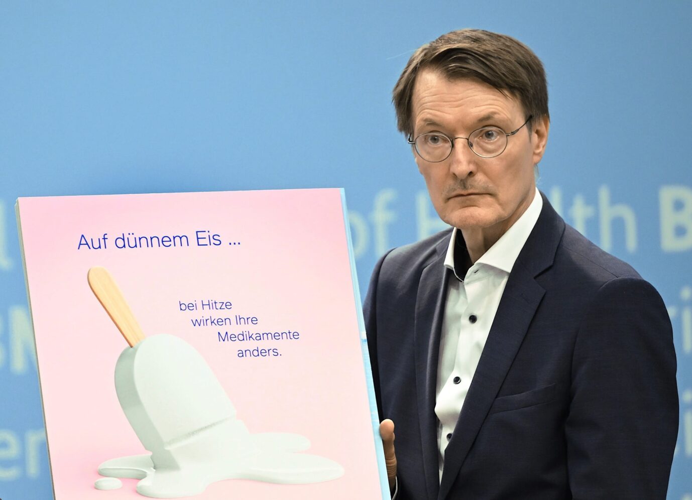 Steht Gesundheitsminister Karl Lauterbach (SPD) mit seinen neuen Corona-Warnungen auf „dünnem Eis“?