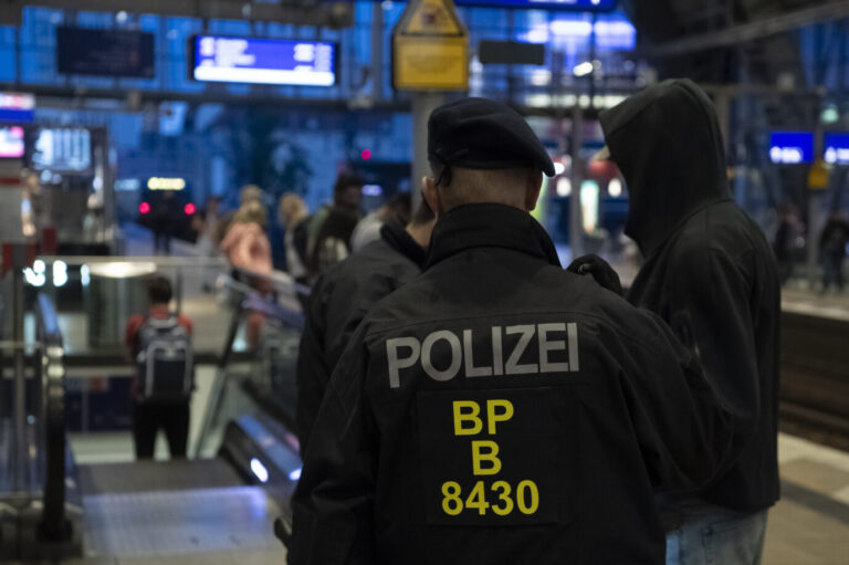 Bundespolizisten überprüfen am Bahnhof Alexanderplatz einen Mann. Seit dem Abend überprüfen die Beamten auf den Bahnhöfen der Stadt die Einhaltung des Mitführverbotes von gefährlichen Gegenständen.