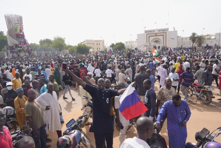 Demonstranten schwenken in Niger auch russische Fahnen; Europa scheitert dort.