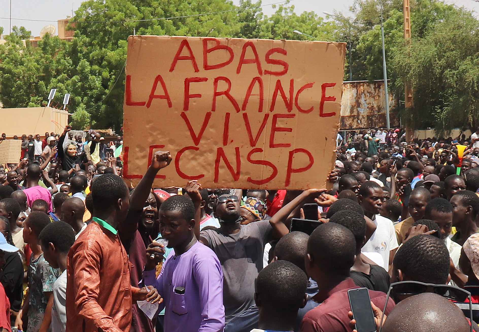 Protest zur Unterstützung der Putschisten in Nigers Hauptstadt Niamey: „Nieder mit Frankreich, es lebe der CNSP“ („Nationaler Rat für den Schutz des Vaterlandes“) Foto: picture alliance/dpa | Djibo Issifou