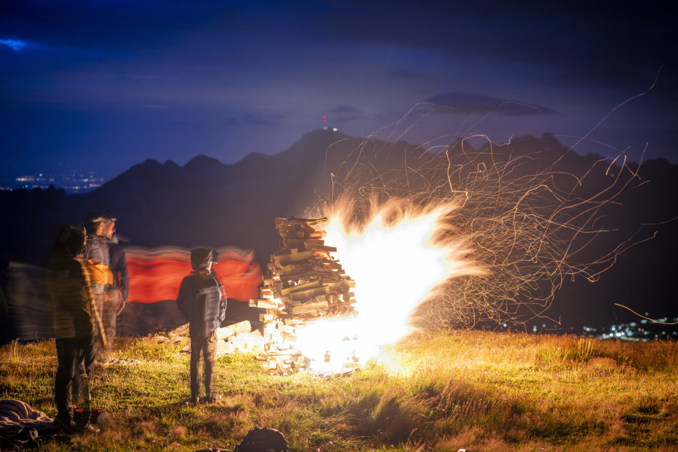 Höhenfeuer brennen anläßlich des Nationalfeiertages der Schweiz.