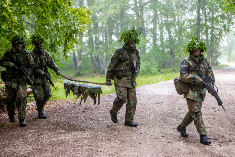 Reservisten nehmen auf einem Übungsplatz der Bundeswehr an der Abschlussübung zum Projekt "Ungediente für die Reserve" des Landeskommandos Baden-Württemberg teil. Dabei transportieren sie das Mittagessen für ihre Kameraden über das Gelände. Das Ziel des Projekts ist es, eine Reserve von qualifizierten Soldatinnen und Soldaten aufzubauen, die im Falle von Krisen und Katastrophen oder zum Heimatschutz sowie in der Landesverteidigung eingesetzt werden können.