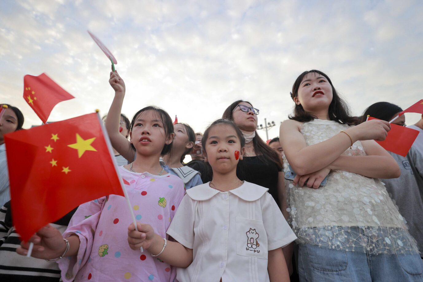 Die Bürgern feiern eine staatliche Zeremonie in China. Das Land ist Wirtschaftsmacht. Doch mit planwirtschaftlicher Ökonomie wird es seine bestehenden ökonomischen Probleme nicht lösen können Foto: picture alliance / NurPhoto | CFOTO