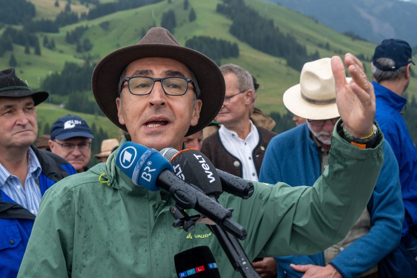 Ausgebuht: Landwirtschaftsminister Cem Özdemir (Grüne) besuchte vor seinem Auftritt im Festzelt mit Bayerns Ministerpräsidenten Markus (Söder) eine Alm.