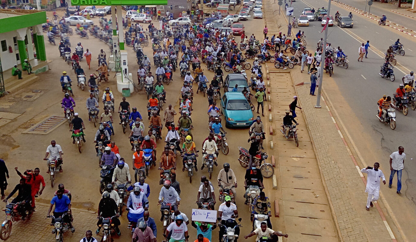 Putsch-Sympathisanten versammeln sich am 3. August 2023 in Niamey, Niger, zu einer Demonstration, um gegen die Entscheidung der Länder der Wirtschaftsgemeinschaft Westafrikanischer Staaten (ECOWAS) zu protestieren, Niger zu sanktionieren.