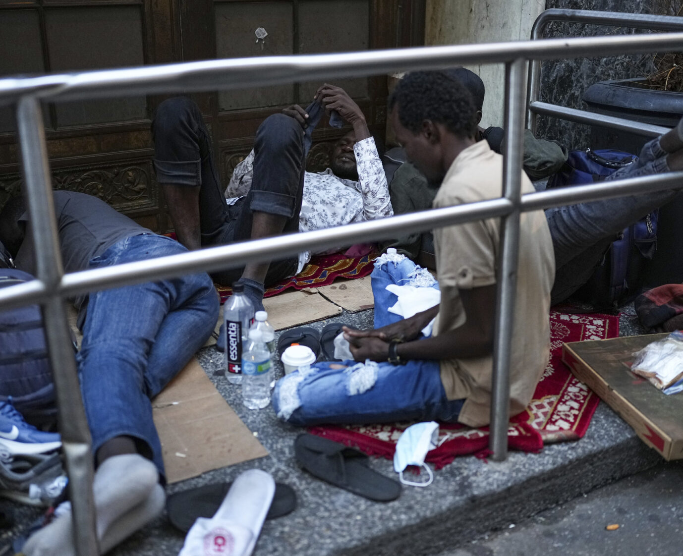 Migranten können in New York kaum noch untergebracht werden und sitzen wörtlich auf der Straße.