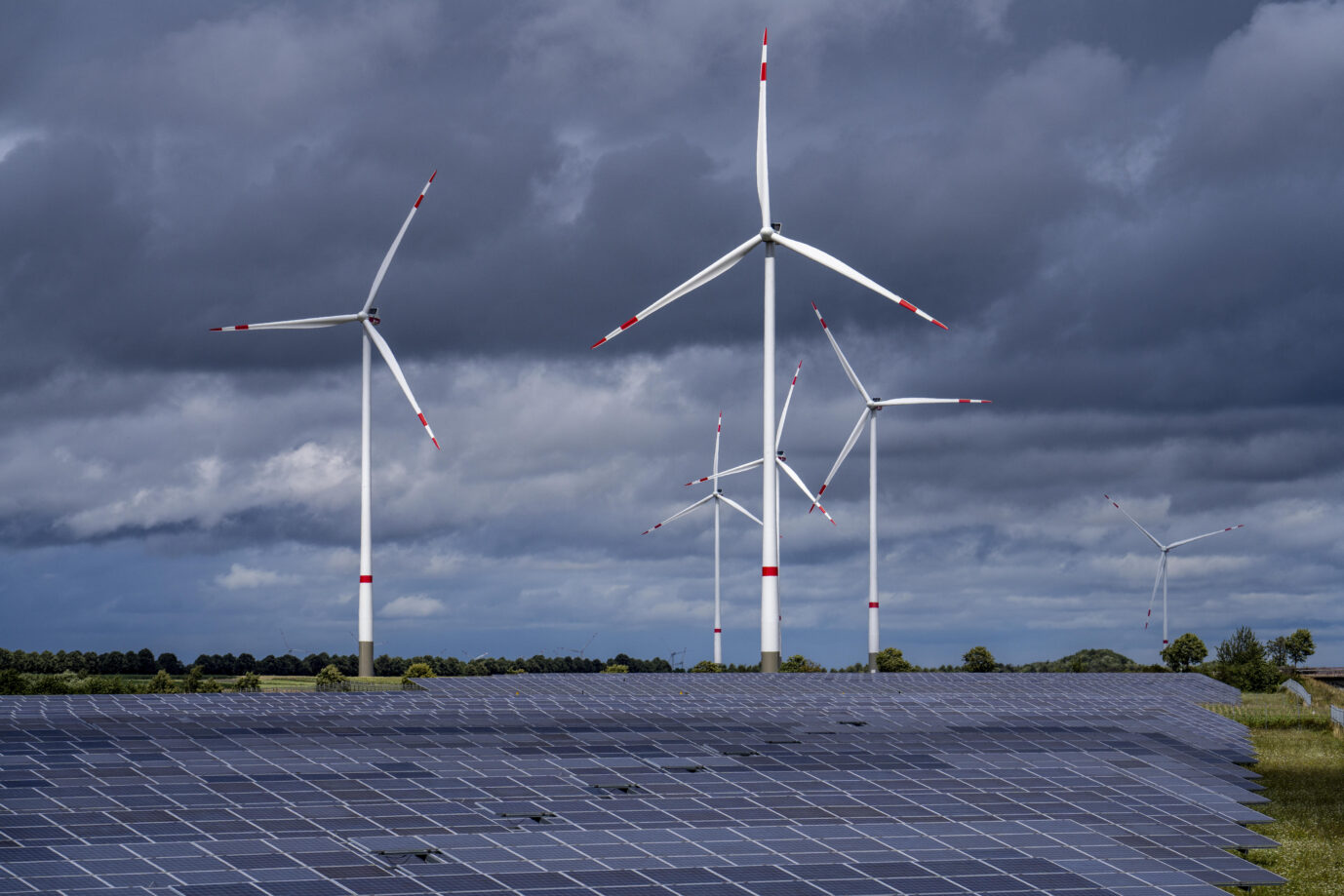 Das Bild zeigt den Solar- und Windpark bei Morschheim in Rheinland-Pfalz. Siemens schreibt derzeit rote Zahlen mit Windkraft.