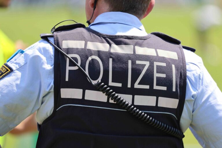 Polizeieinsatz (Symbolbild): In NRW stritten sich zwei syrische Familienclans und schlugen aufeinander ein - die Polizei musste einschreiten Foto: picture alliance/dpa | Daniel Karmann Foto: picture alliance / Fotostand | Fotostand / Hettich