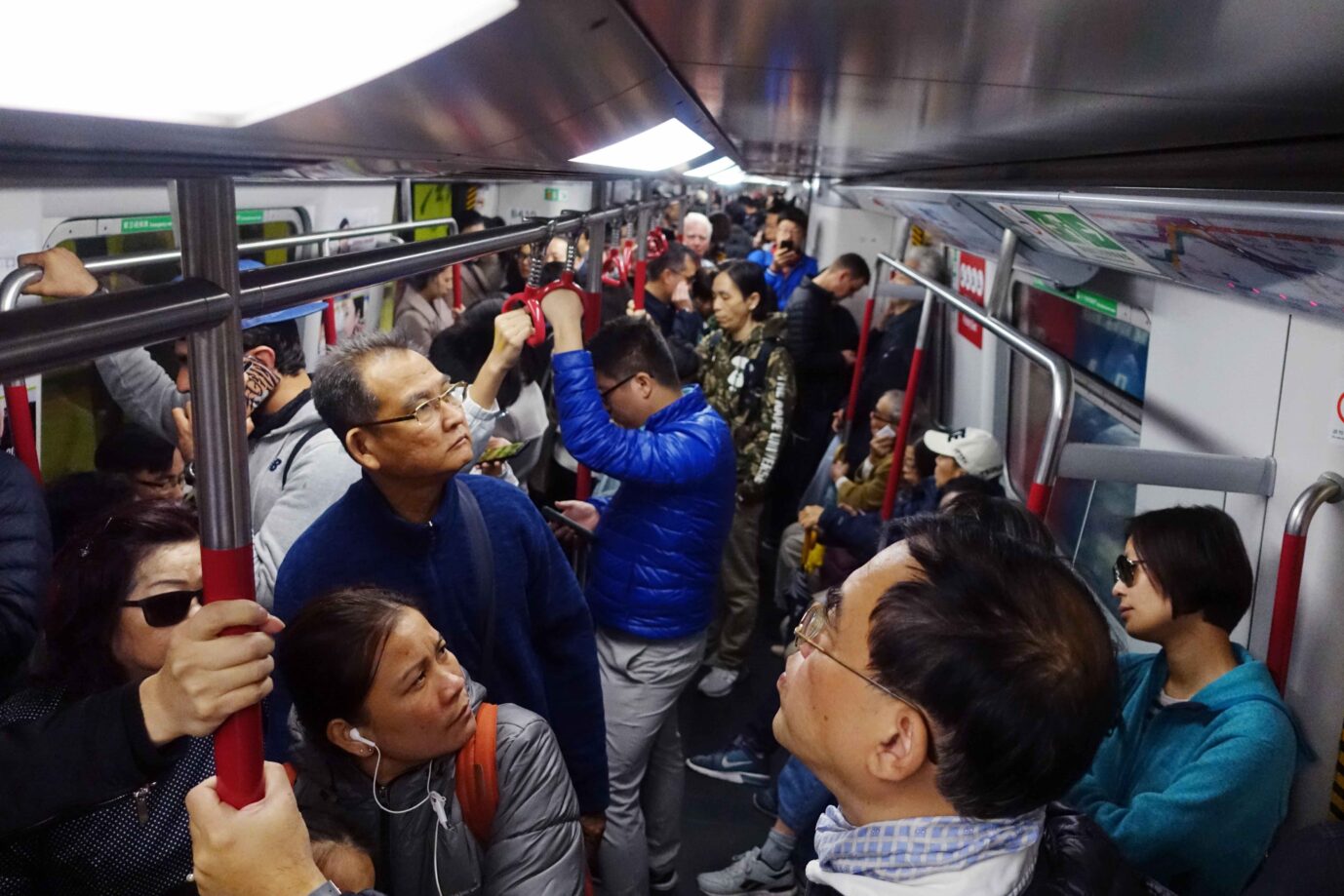 Leute in der Supermacht China in einem U-Bahnabteil: Das Land leidet an den Folgen der Ein-Kind-Politik Foto: picture alliance / Caro | Sorge