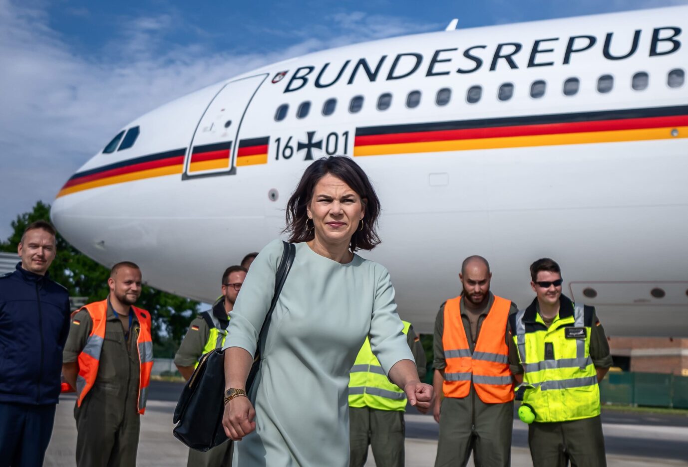 Nicht zur Frauen-Fußball-WM? Außenministerin Annalena Baerbock (Grüne) im Juli vor einem Regierungsflugzeug. Ihre Reise nach Australien wurde nun unterbrochen.