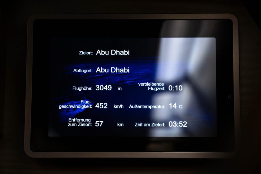 Kurz nach dem Start zeigte der Bildschirm in der Baerbock-Maschine die Rückkehr nach Abu Dhabi an. 