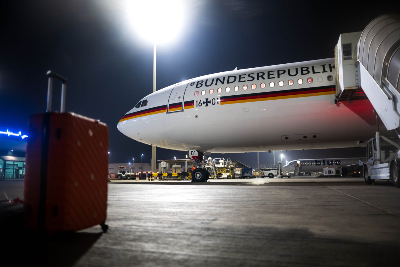 Gepackter Koffer und der Bundeswehr-Airbus hebt nicht ab: Baerbocks Flugpannen schaden Deutschlands Ansehen.