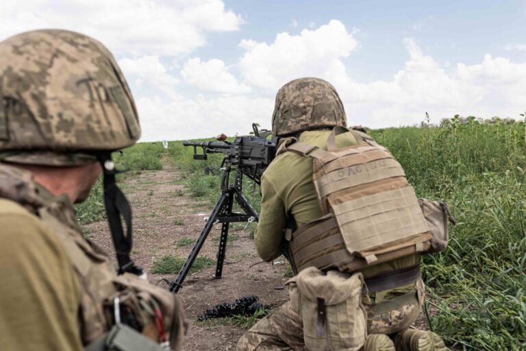 Soldaten der Ukraine feuern während eines Kriegstrainings mit einem Maschinengewehr: Rußland ist bereit für einen langen Krieg Foto: picture alliance / AA | Diego Herrera Carcedo