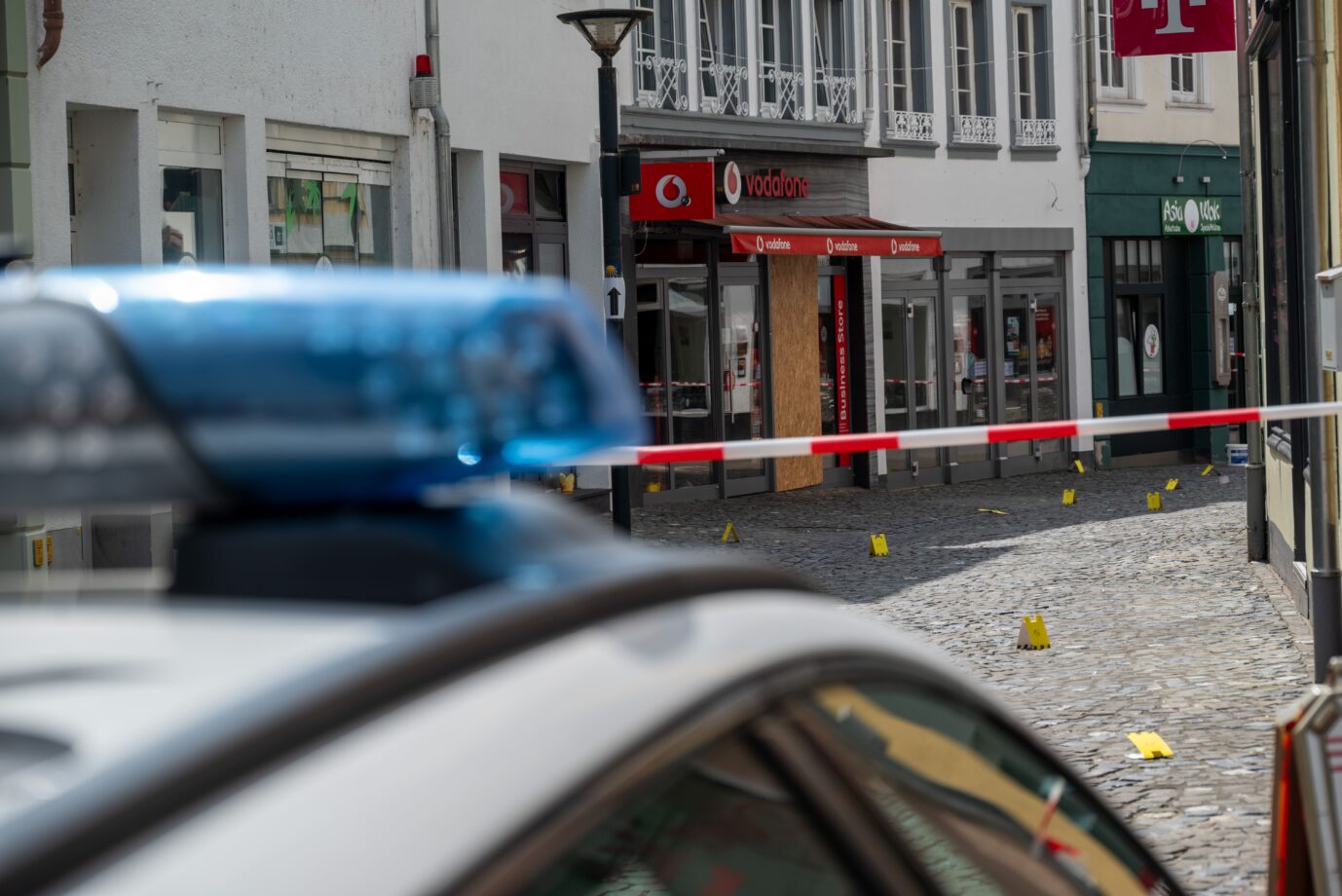 Noch am Sonnabend ermittelt die deutsche Polizei in der Straße, in der nachts ein junger Mann getötet wurde.